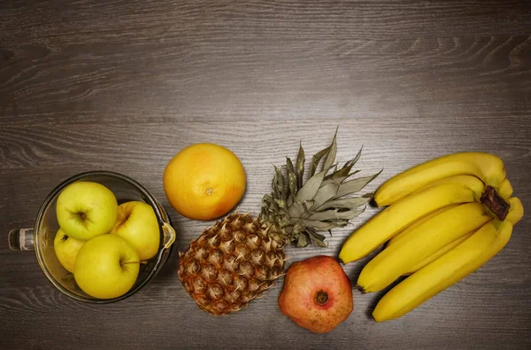 Ananas Banan Gule Epler Svart Trebakgrunn Tropisk Frukt Ingredienser Til – stockfoto
