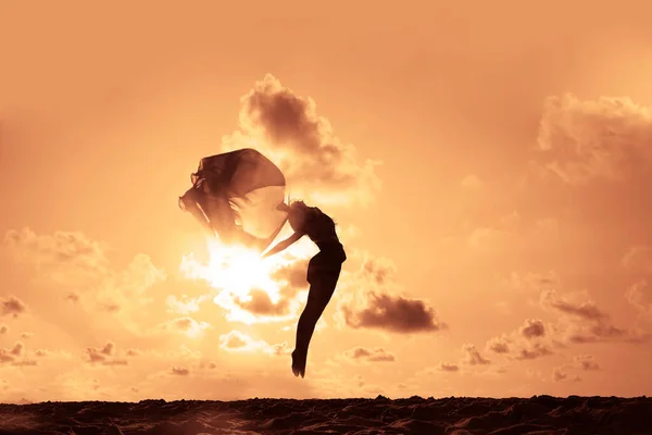 Silhouette Einer Balletttänzerin Vor Einem Sonnenuntergang — Stockfoto