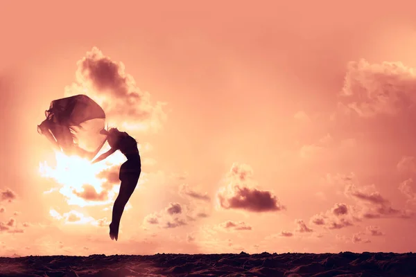 Silhouet Van Een Balletdanser Voor Een Zonsondergang — Stockfoto