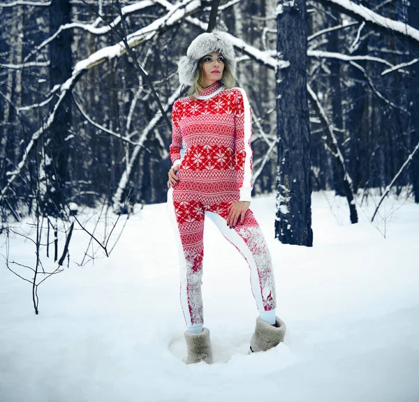 Młoda Dziewczyna Spaceruje Zimowym Lesie Cieszy Się Ciszą Pani Kapeluszu — Zdjęcie stockowe