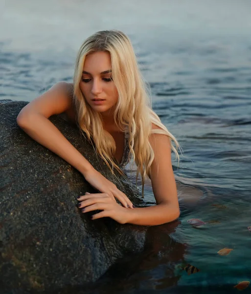 Young Blonde Woman Stone Sunset Beach — Stock Photo, Image