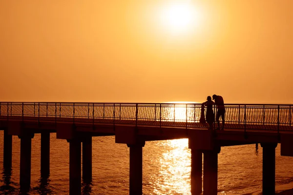 Silhueta Casal Cais Praia Pôr Sol Casal Apaixonado — Fotografia de Stock