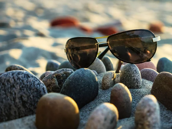 Sunglasses Lie Pebbles Beach Background Sea — Stock Photo, Image