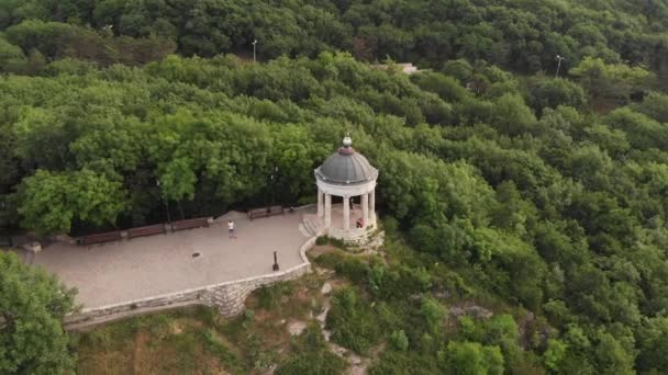 Flygfoto på Arbor - Eolsharpa. Vita Rotunda i Pyatigorsk, Ryssland — Stockvideo