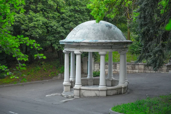 Rotunda no parque de Pyatigorsk, Rússia — Fotografia de Stock