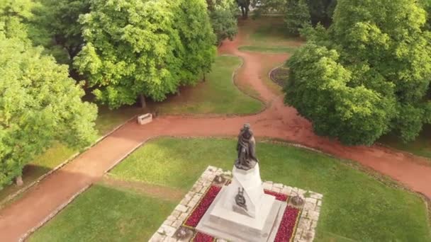Вид с воздуха на памятник Михаилу Лермонтову в Лермонтовском парке — стоковое видео