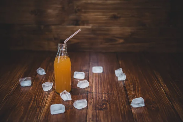 Suco fresco de gelo com cubos de gelo na mesa — Fotografia de Stock