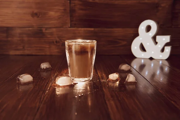 Крижана кава з льодом на столі — стокове фото