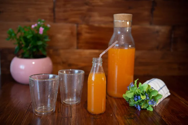 Jus segar dalam botol di atas meja kayu — Stok Foto