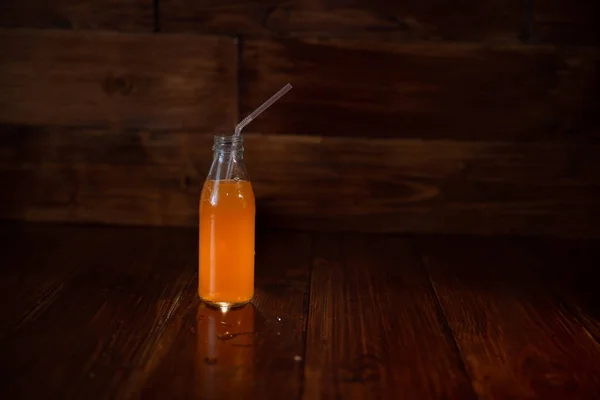 Botol vintage dengan jus dan jerami — Stok Foto