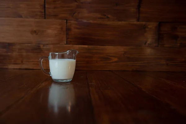 Melk in glazen Melkkannetje — Stockfoto