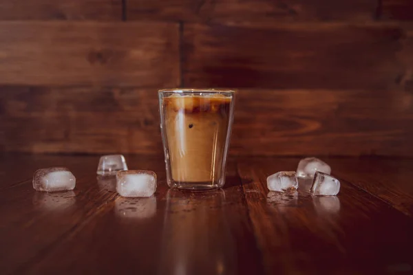 Kopi dengan susu dan es di latar belakang kayu — Stok Foto