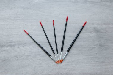 ahşap zemin üzerinde boya fırçası