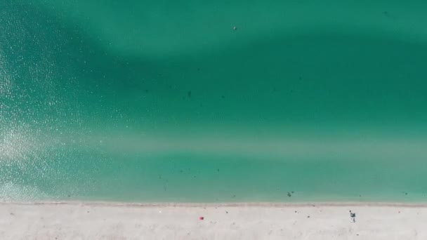 Вид Повітря Морські Хвилі Падає Пляж Людей Відблиски Сонця Воді — стокове відео