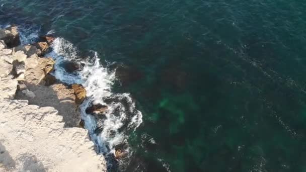 Szépség hullámok verte a Fekete-tenger sziklás partján. Crimea. Légifelvételek. — Stock videók