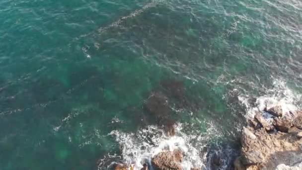 Des vagues de beauté battent sur le rivage rocheux de la mer Noire. La Crimée. Vue aérienne .