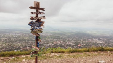 Yön ve mesafe şehirler için sütun. Woodwn sütun