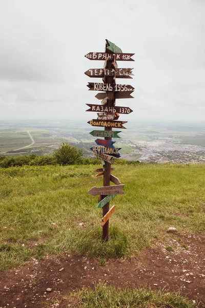 Colonne con direzione e distanza dalle città. Colonne di legno — Foto Stock