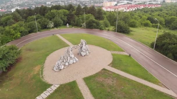 Portarna till solen är gjorda av stenar — Stockvideo