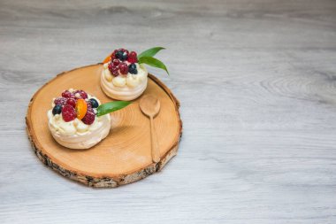 Pavlova beze pasta krem ve küçük meyve ile