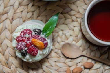 Pavlova beze pasta krem ve küçük meyve ile