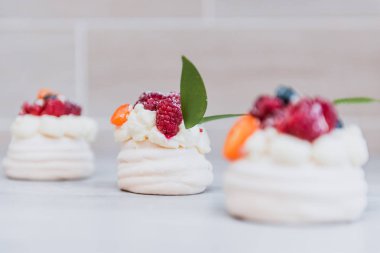 Pavlova beze pasta krem ve küçük meyve ile