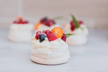 Pavlova beze çöl kek krem ve küçük meyve ile