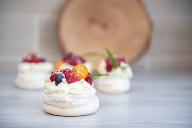 Pavlova beze pasta krem ve küçük meyve ile