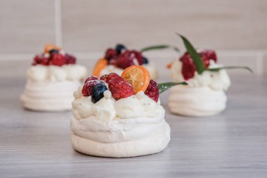 Pavlova beze pasta krem ve küçük meyve ile
