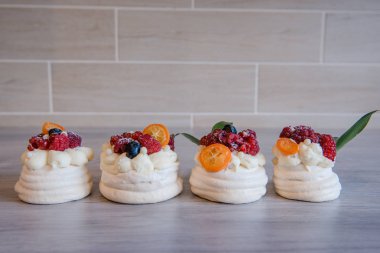 Pavlova beze pasta krem ve küçük meyve ile