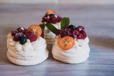 Pavlova beze pasta krem ve küçük meyve ile
