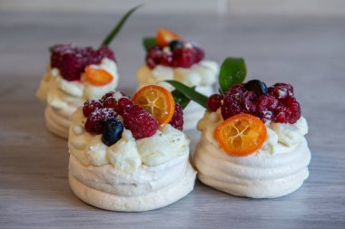 Pavlova beze pasta krem ve küçük meyve ile