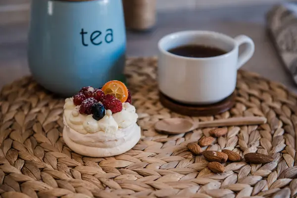 Torta di meringa Pavlova con panna e piccoli frutti — Foto Stock