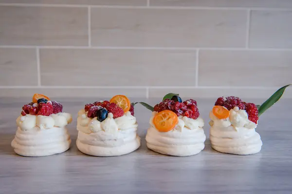 Krem i małe owoce ciasto beza Pavlova — Zdjęcie stockowe