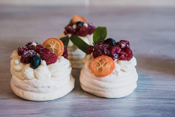 Pavlova beze pasta krem ve küçük meyve ile