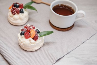 Pavlova beze pasta krem ve küçük meyve ile