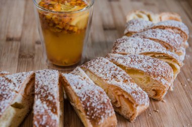 meyveli turta ile deniz cehri ve portakal çayı