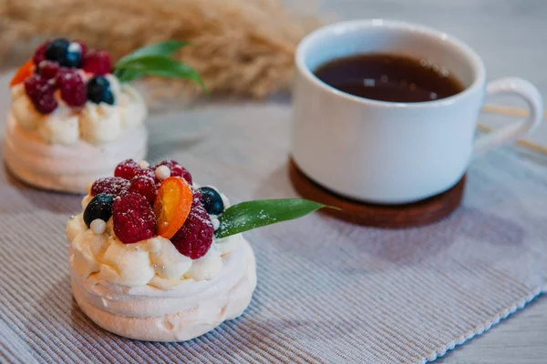 Павловская безе торт со сливками и мелкими фруктами — стоковое фото