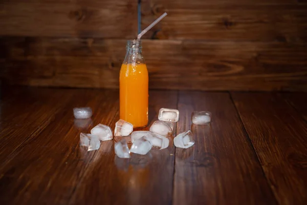 Zumo fresco con hielo en la mesa — Foto de Stock