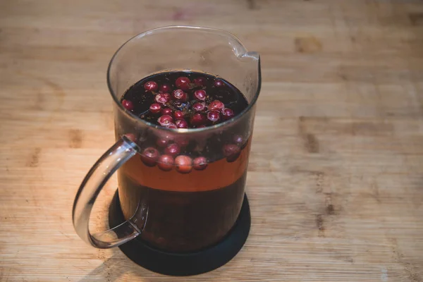 Dzbanek do herbaty z berry na podłoże drewniane — Zdjęcie stockowe
