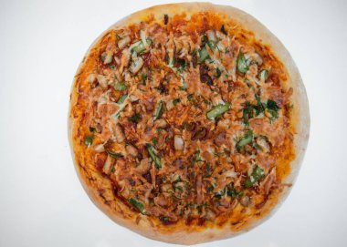El yapımı İtalyan pizza izole beyaz arka plan üzerinde