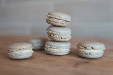 Pasta macaron veya gri arka plan üzerinde acıbadem kurabiyesi, tatlı ve renkli tatlı
