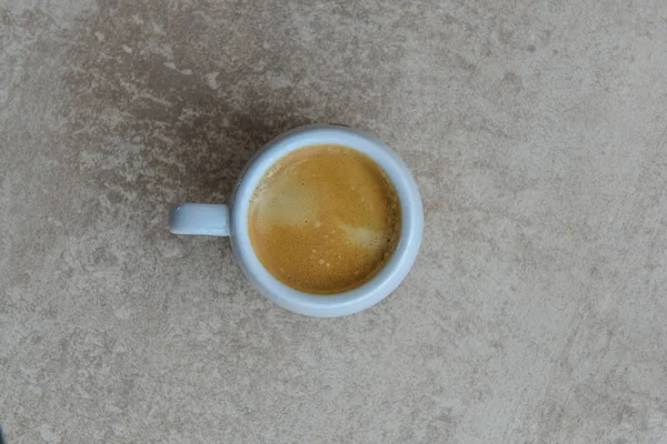 Tazza di caffè piena di chicchi di caffè — Foto Stock