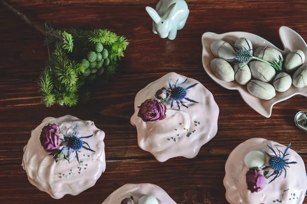 Pasqua, torta di Pasqua con una composizione complessa, bellissimo paesaggio, frutta secca — Foto Stock