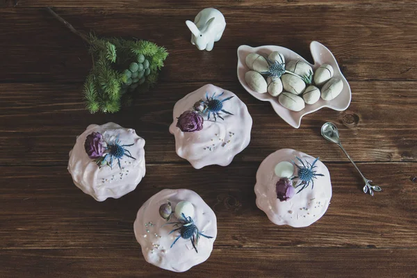 Pasqua, torta di Pasqua con una composizione complessa, bellissimo paesaggio, frutta secca — Foto Stock