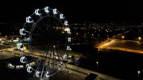 Rueda de la fortuna en un parque nocturno. Ciudad de Volzhsky. Rusia —  Fotos de Stock