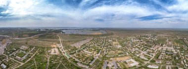 Kasabanın havadan görünümü. Birçok ev