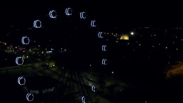 Rueda de la fortuna en un parque nocturno. Ciudad de Volzhsky. Rusia — Vídeos de Stock