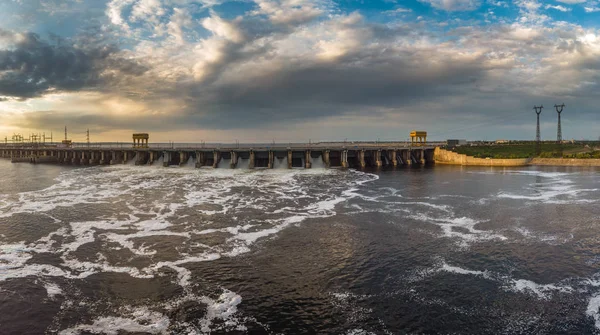 Powerful stream of water falls from the shutter in the dam, hydroelectric — Stock Photo, Image