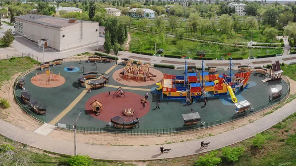 Parque infantil em atividades de quintal no parque público. Vista aérea — Fotografia de Stock